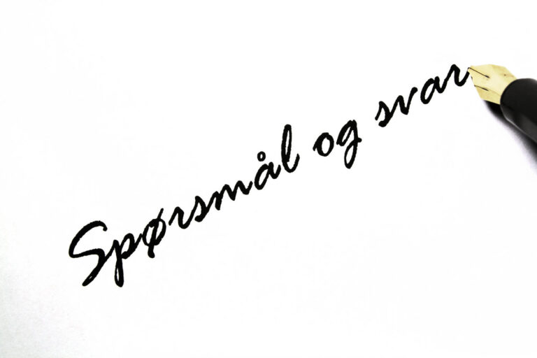 Utfør skrivestykke med en sort penn på hvitt papir, teksten sier "din egen sos", antagelig en del av et ord eller en setning, og viser tydelig kalligrafi- eller håndskriftkunst.